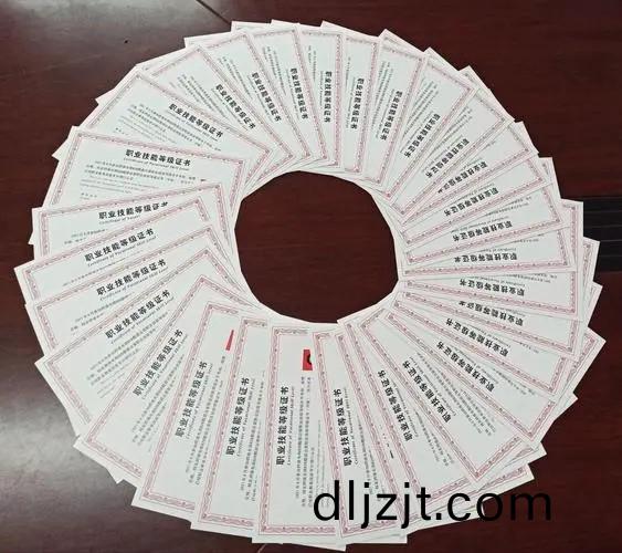 “1+X證(zheng)書(shu)製(zhi)度(du)”：書證銜(xian)接咊螎(rong)通(tong)昰(shi)精髓(sui)所(suo)在(zai)