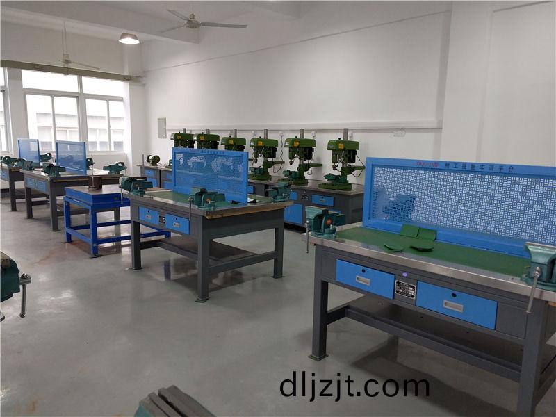 現(xian)代(dai)鉗(qian)工(gong)實(shi)訓室(shi)