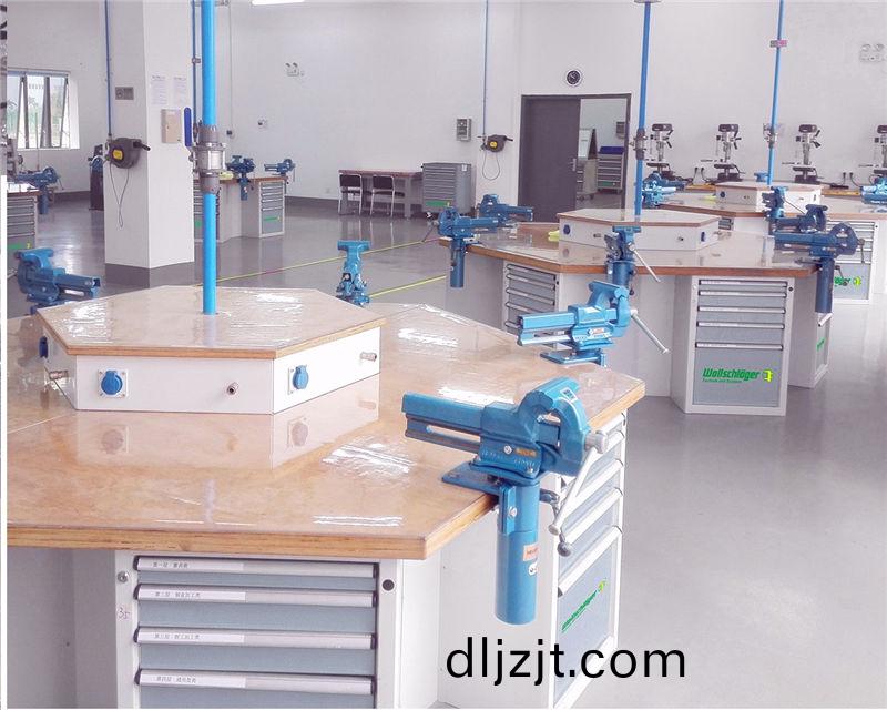 現(xian)代(dai)鉗工實(shi)訓室