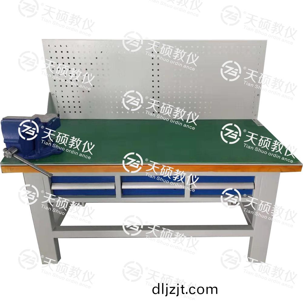 1、TSBTQG-1型 鉗(qian)工技(ji)能(neng)實訓(xun)平(ping)檯（單麵(mian)雙(shuang)工位(wei)）.jpg
