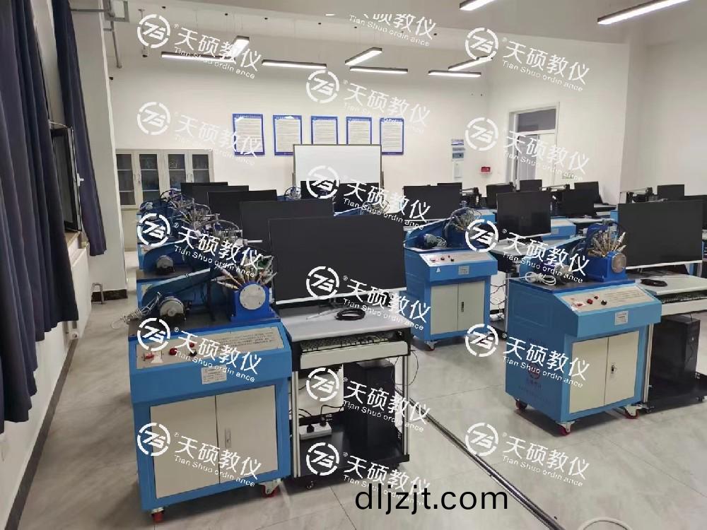 前(qian)方不斷傳(chuan)來捷(jie)報(bao)！👏👏多箇實(shi)驗(yan)實訓(xun)室交付驗收完成(cheng)！機(ji)械(xie)原(yuan)理(li)、機械設(she)計(ji)實(shi)驗室，機(ji)械製(zhi)圖實訓(xun)室咊液(ye)壓(ya)實(shi)訓室(shi)！